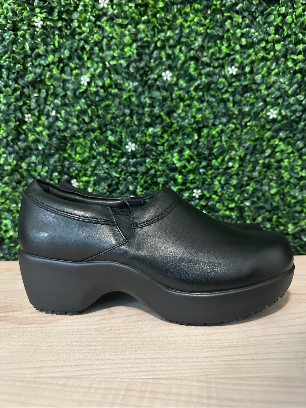 SR Max Geneva MaxTRAX Soft Toe SRO Clogs